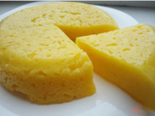 Сделать домашний сыр из творога рецепт. Домашний сыр из творога. Домашний желтый сыр. Сыр из творога в домашних условиях. Сыр из творога и молока в домашних.