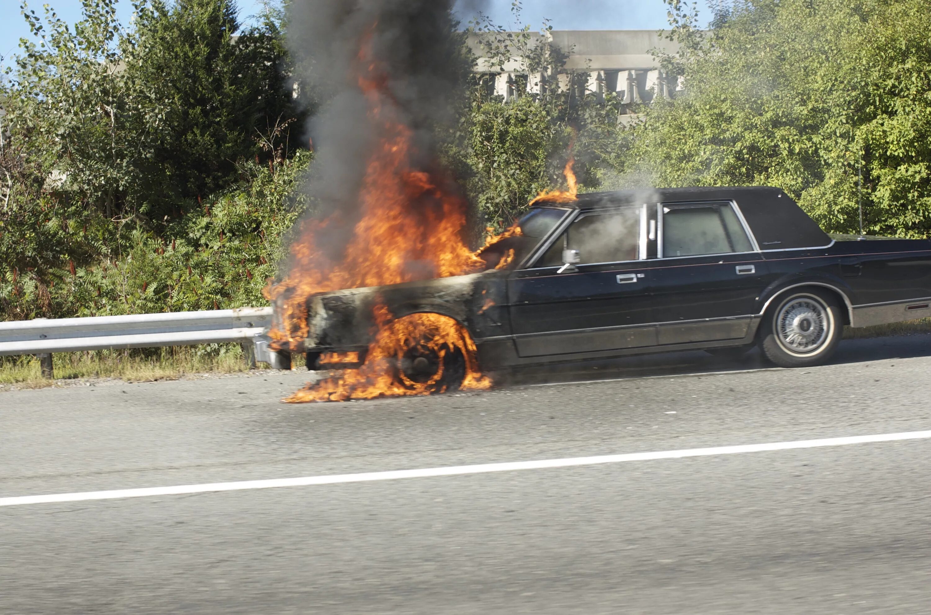 Почему машина взрывается. Машина в огне.