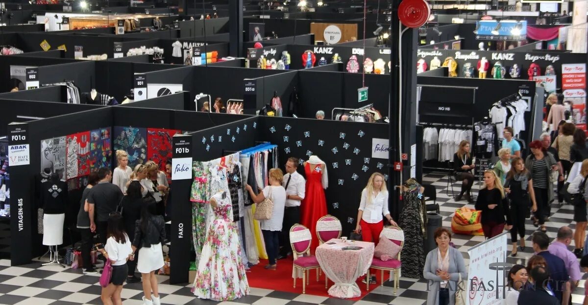 Выставка одежды и обуви. Premiere vision выставка. Выставка одежды. Экспозиция одежда. Юникло вшэ.