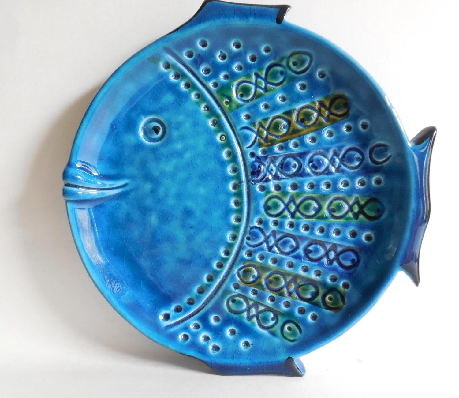 Тарелка рыбка. Роспись ангобами на керамике. Керамические тарклки с декоративнымирыбами. Тарелка в виде рыбы. Керамическая рыба.