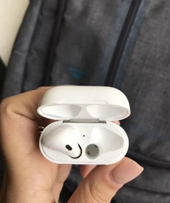 Аирподс 2 оригинал. Apple Earpods 2022. Наушники аирподс 2022. Кейс аирподс 2.