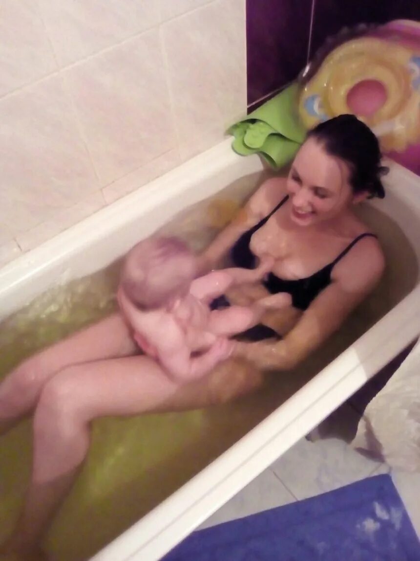 Русская мама в ванне. Совместное купание с мамой в ванной. Младшая сестра купается. С сестренкой купаемся. Старшая сестра купается.