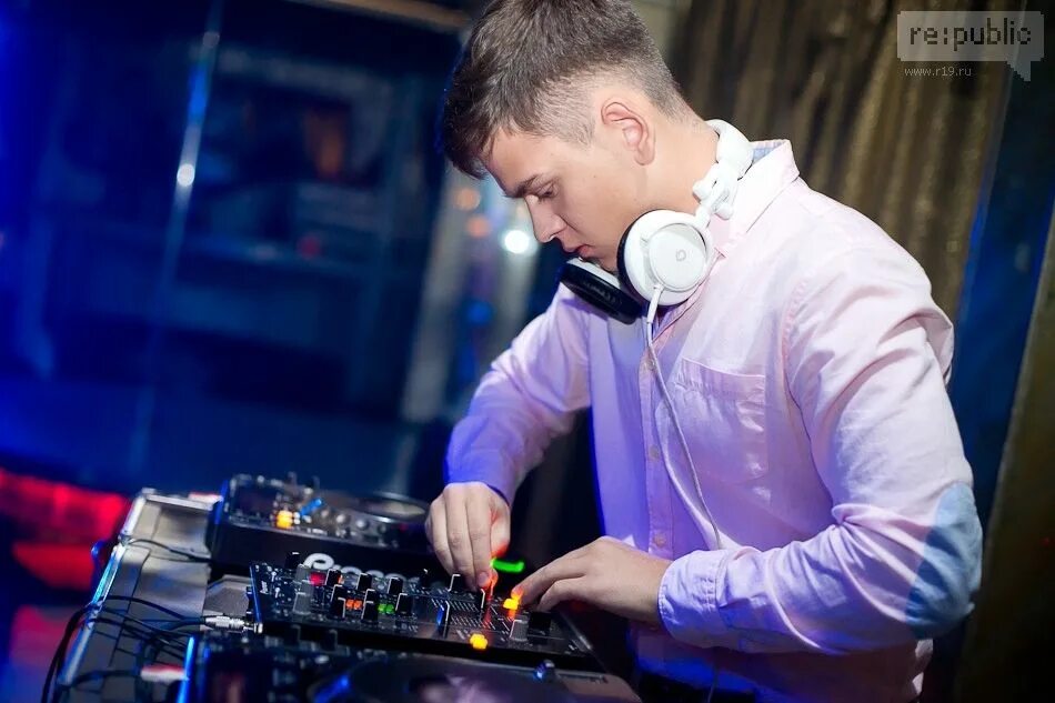 Диджей страны. Варшавец игорь ди джей. Диджей страны. Антон скляр диджей. Dj bobina.