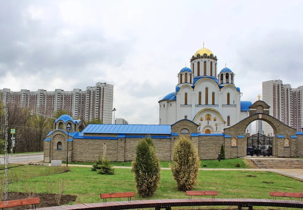 Ясенево южная. Храм Покрова Пресвятой Богородицы в Ясенево. Церковь в Ясенево Покров Пресвятой Богородицы. Храмы в Ясенево в Москве. Храм в Ясенево Москва Литовский бульвар.