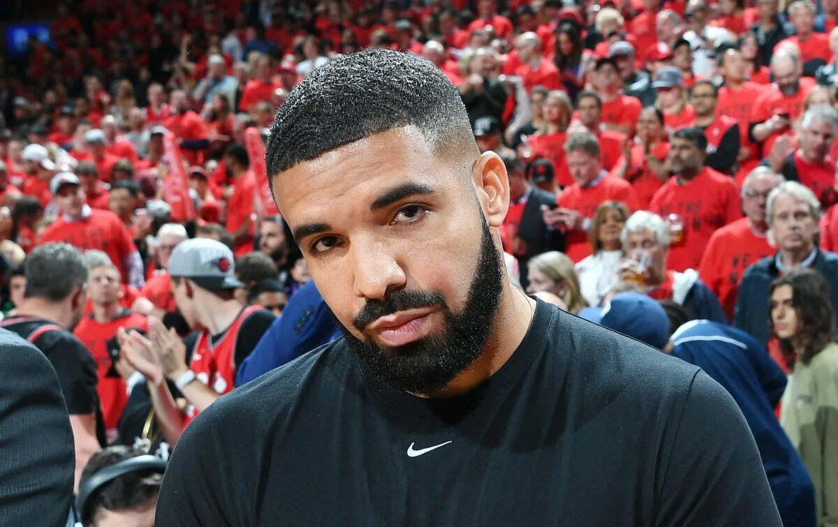 Nike drake. Drake в перчатках. Дрейк laugh now. Drake nocta. Drake in nike.