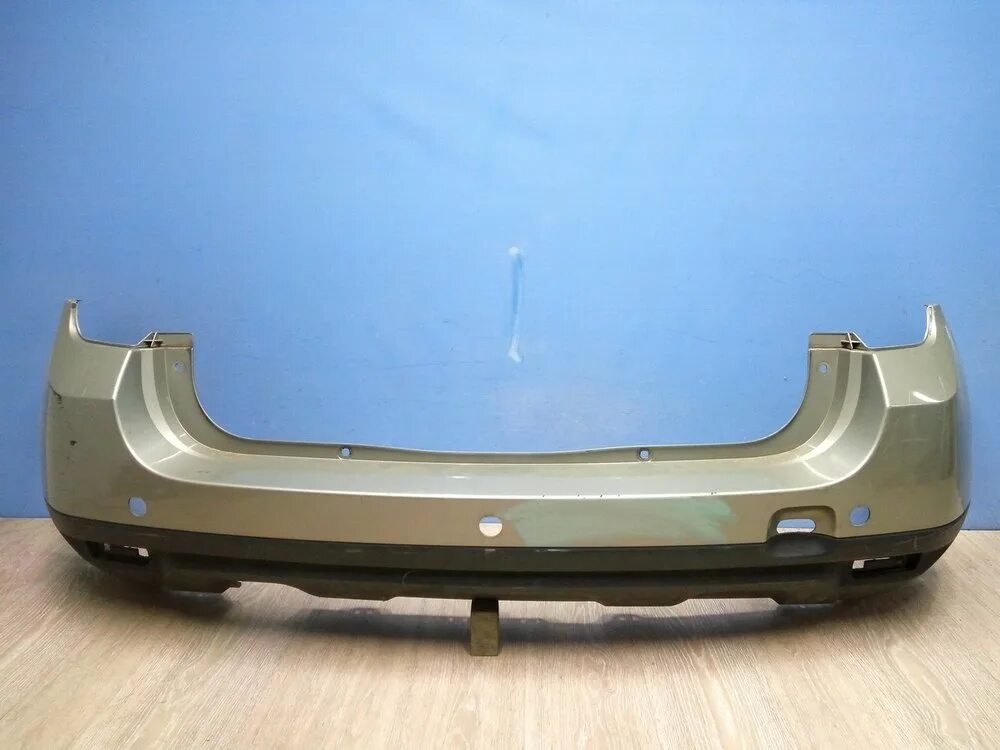 Стоит бампер задний на рено. Бампер задний рено дастер 2014. Задний бампер рено дастер 2013. Задний бампер рено логан 2012. Бампер задний рено логан 2014г.