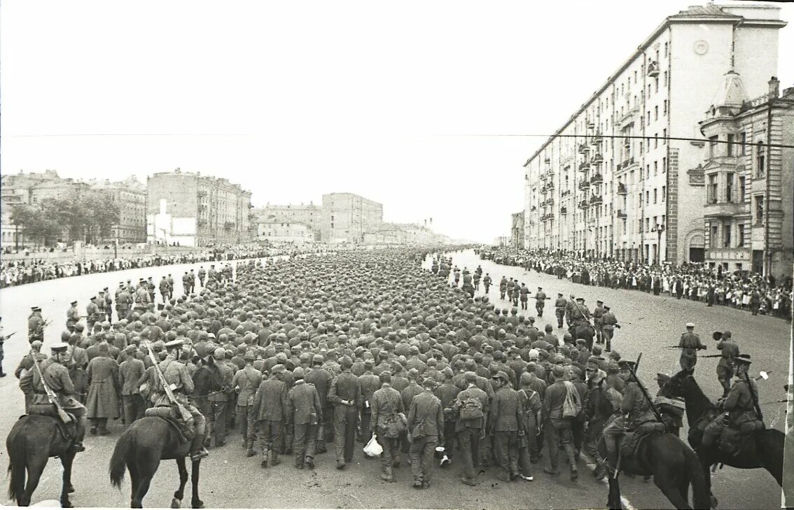 Фашисты были в москве. Шествие немецких военнопленных в Москве 1944. Парад побежденных 17 июля 1944 года. 17 Июля 1944 парад военнопленных в Москве. Парад пленных немцев в Москве 1944 поливальные машины.