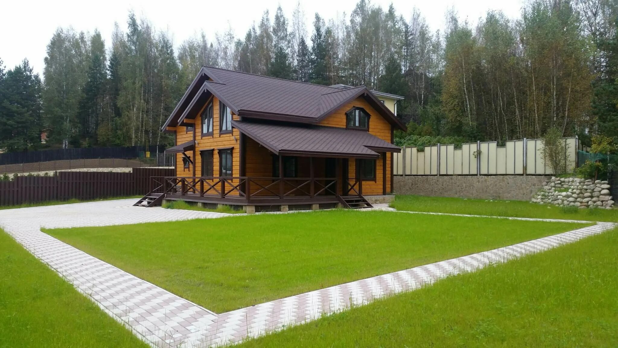 Дом с участком. Домик с газоном. Частный дом с участком. Загородный дом лужайка. Дом на участок 8 на 6