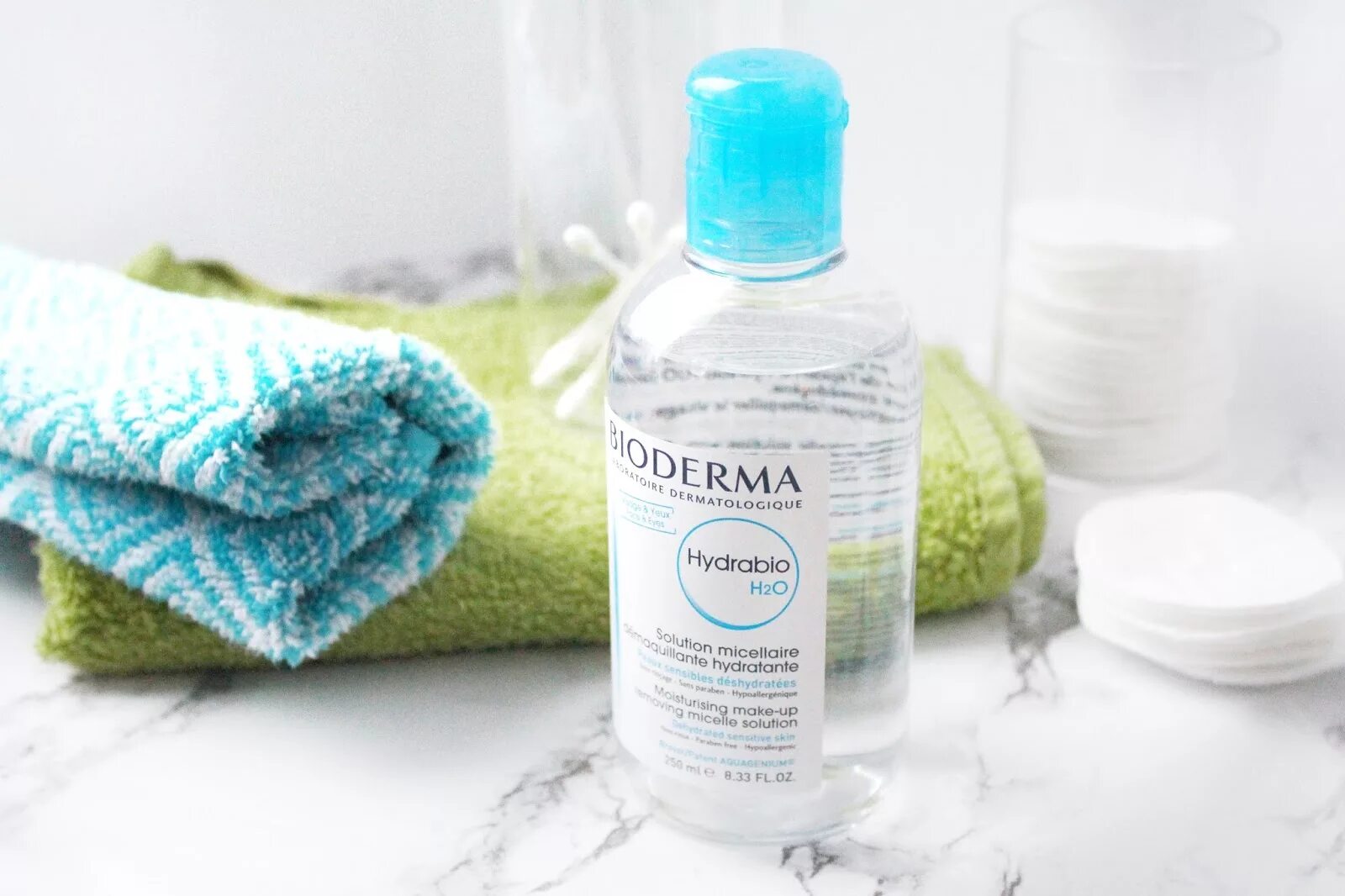 Как использовать мицеллярную воду. Bioderma Hydrabio тоник. Фон для мицеллярной воды. Мицеллярная вода для лица. Гидрофильное масло или мицеллярная вода.