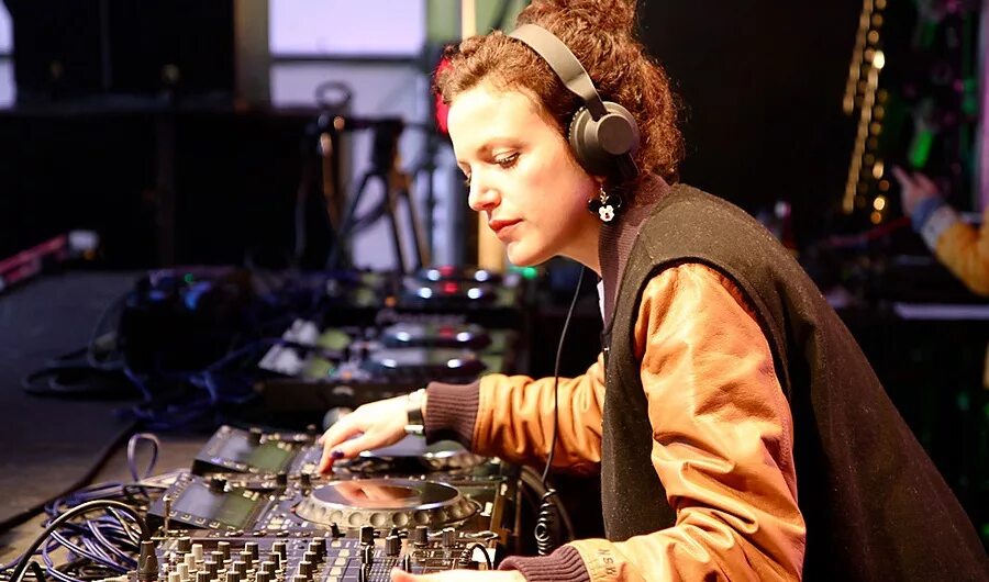 Диджей мак. Энни мак. annie dj. ведущие музыкальных программ. ведущие музыкальных программ женщины.