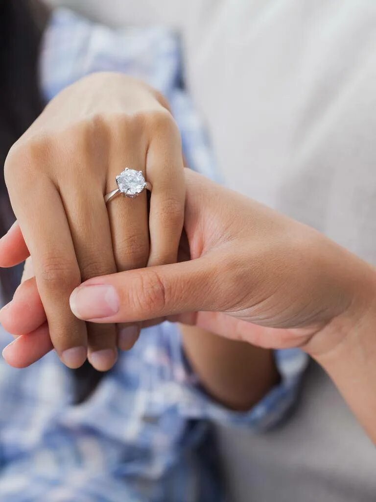 Простое кольцо девушке. Кольцо на руке девушки. Обручальное кольцо для девушки. Кольцо для предложения девушке. Дарит кольцо.