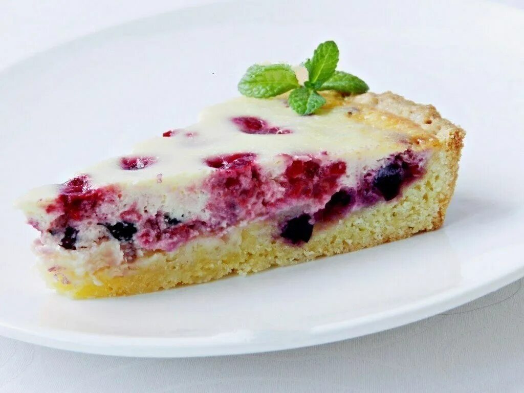 Песочный пирог со смородиной и сметанной. Песочный пирог с черной смородиной. песочный пирог с чёрной смородиной в духовке. пирог из песочного теста с ягодами. творожный пирог с черной смородиной.