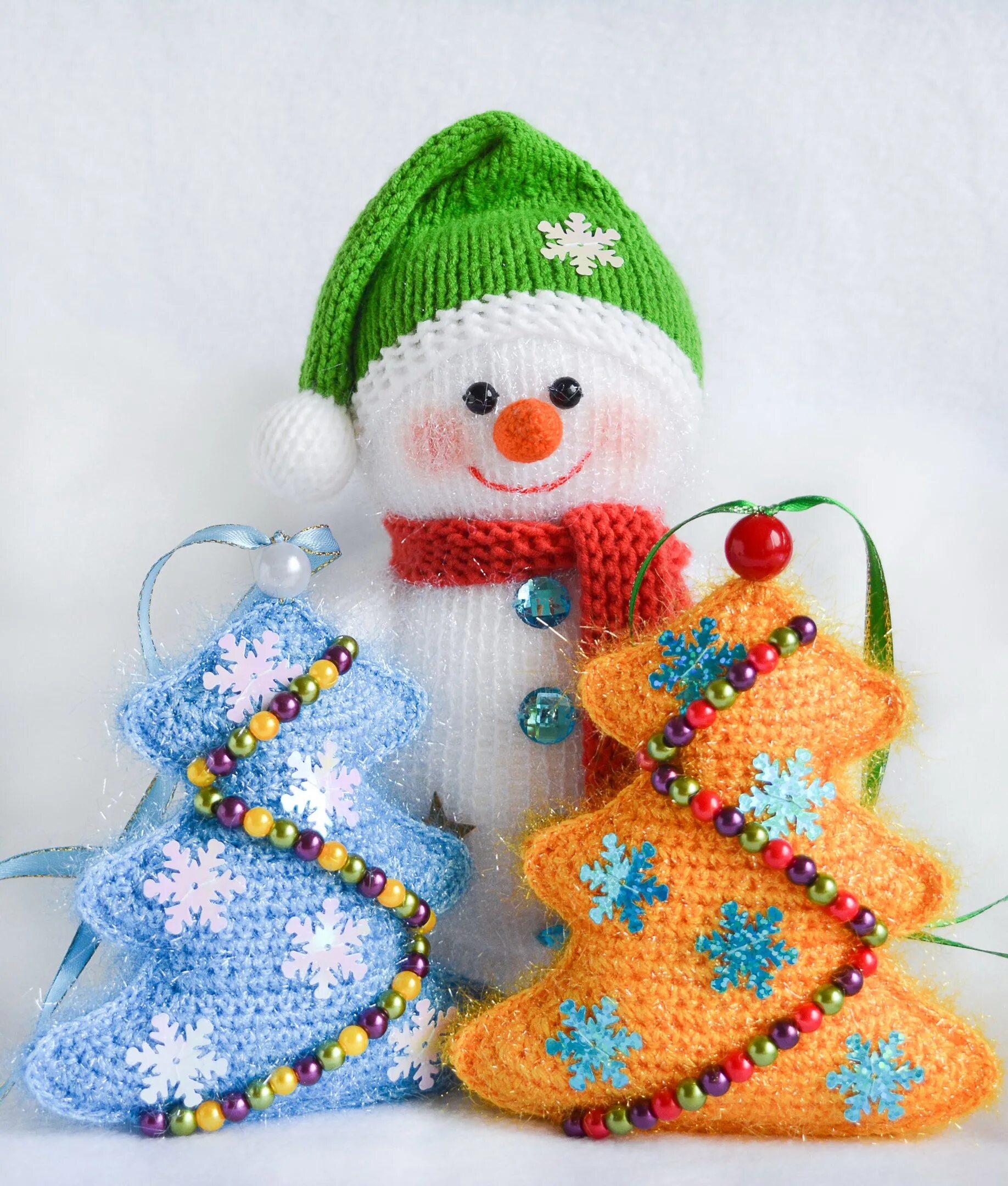 Амигуруми рождественский гномик. Вязаные елочные игрушки. Рождественский гном крючком амигуруми. Вязаные игрушки на новый год. Вязаные елочные игрушки.