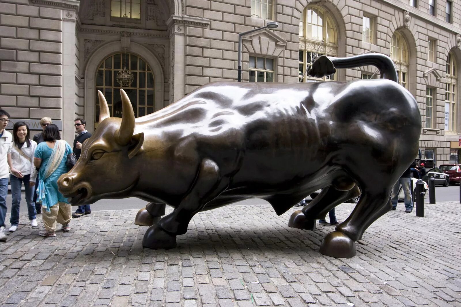 бык на уолл-стрит в нью-йорке. бык с уолл стрит. статуя быка на уолл стрит. золотой телец на уолл стрит. золотой телец в нью-йорке.