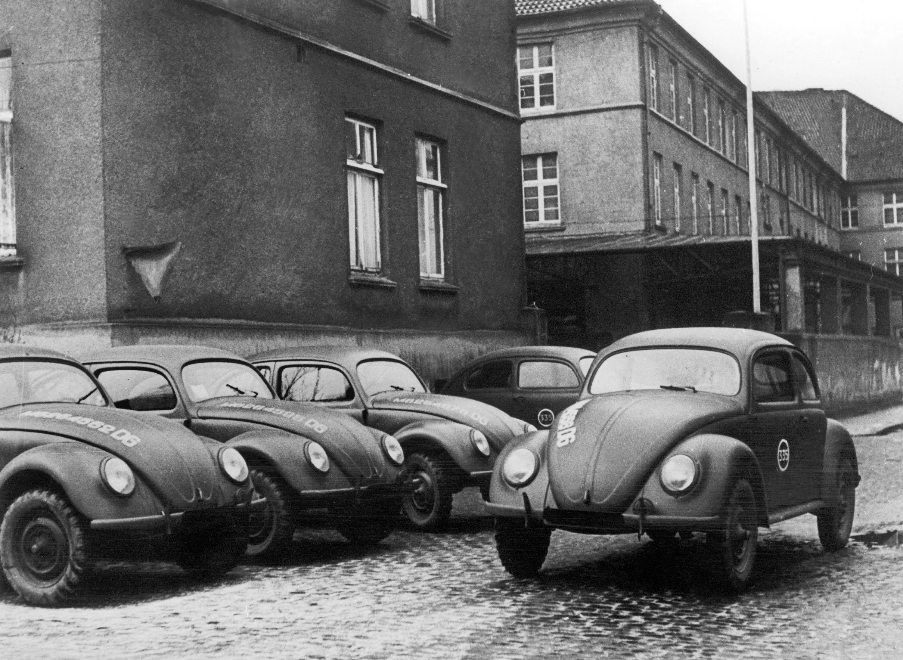 Первые немецкие автомобили. Volkswagen Beetle Жук 1938. Фольксваген Жук Фердинант Порше. Volkswagen 1945.