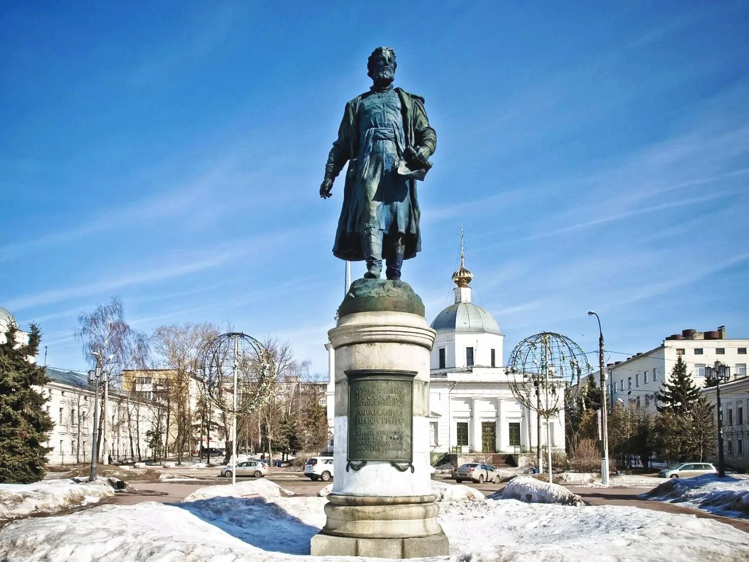 Хожение за три моря памятник. Памятник афанасию никитину в твери.