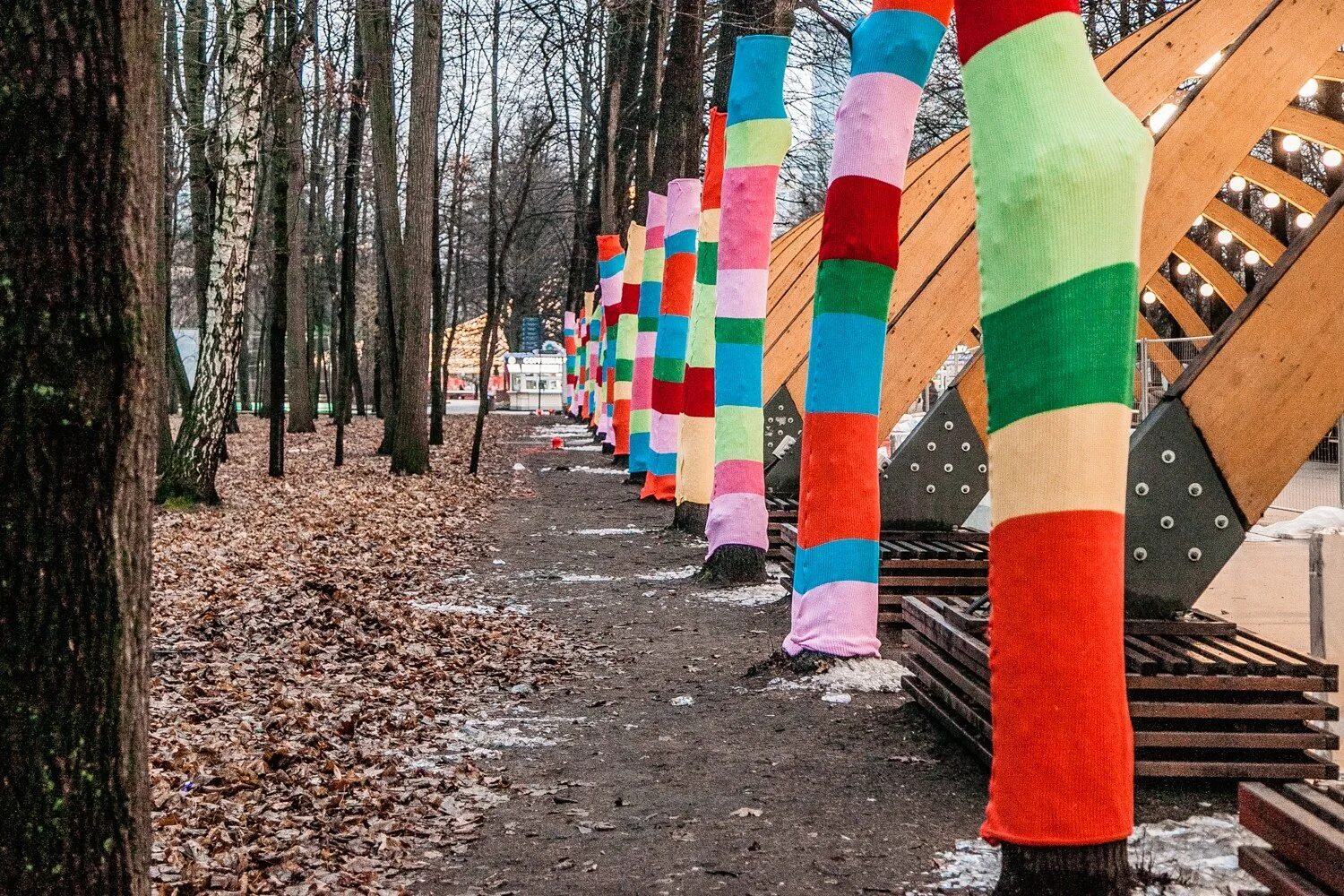 Деревья оделись в яркий наряд. Парк сокольники в 90х. аллея арок сокольники. парк сокольники аллея художников. деревья в парке сокольники.