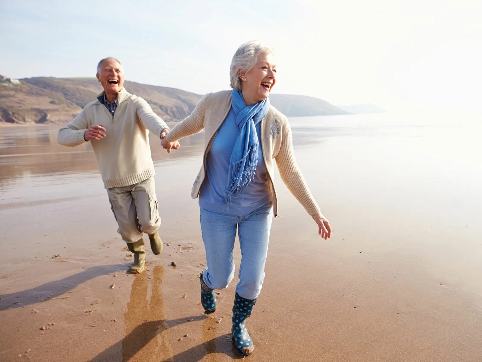 Пожилые люди. Пожилые люди путешествуют. Счастливые пожилые. Пенсионеры.
