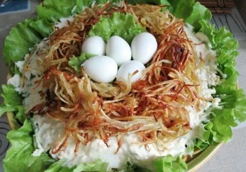 Рецепт кукушкино гнездо. Салат гнездо перепелки. салат гнездо кукушки. салат гнездо дятла. салат гнездышко.