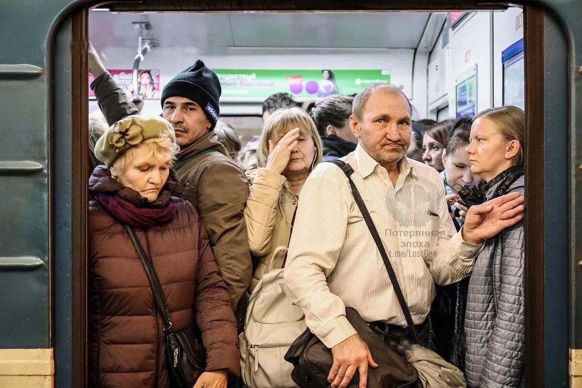 Час пик в спб. Питерское метро в час пик. часы пик в питерском метро. час пик в петербургском метро. уличное метро.