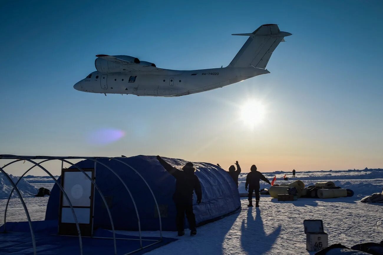 Ice camp. Ледовый лагерь Барнео. Барнео станция в Арктике. Барнео Северный полюс. Полярный лагерь Барнео.