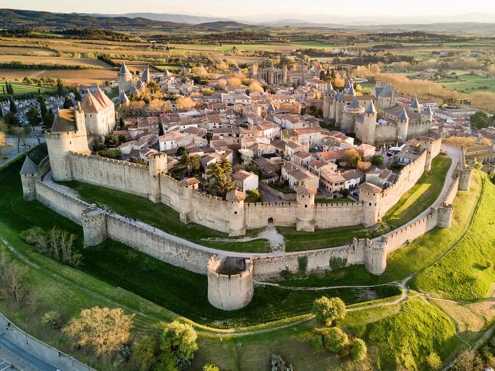 Самый крупный монастырь в европе. Крепость Каркассон во Франции. Крепость Каркасон Каркасон. Цитадель Каркассон Франция. Каркассон Франция Лангедок.