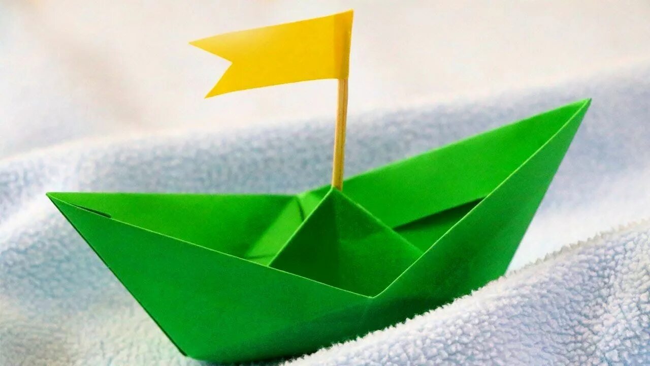 Покажи кораблик из бумаги. Бумажный кораблик. Оригами кораблик. Оригами для детей кораблик. Красивый кораблик из бумаги.