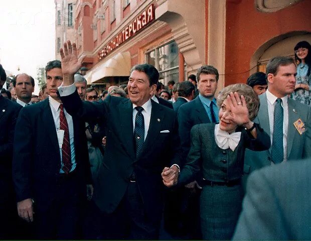Фотография 1988 года. Горбачев и Рейган Москва 1988. Визит Горбачева Рональд Рейган. Визит Рональда Рейгана в Москву. Рональд Рейган, Горбачев встреча в Москве.