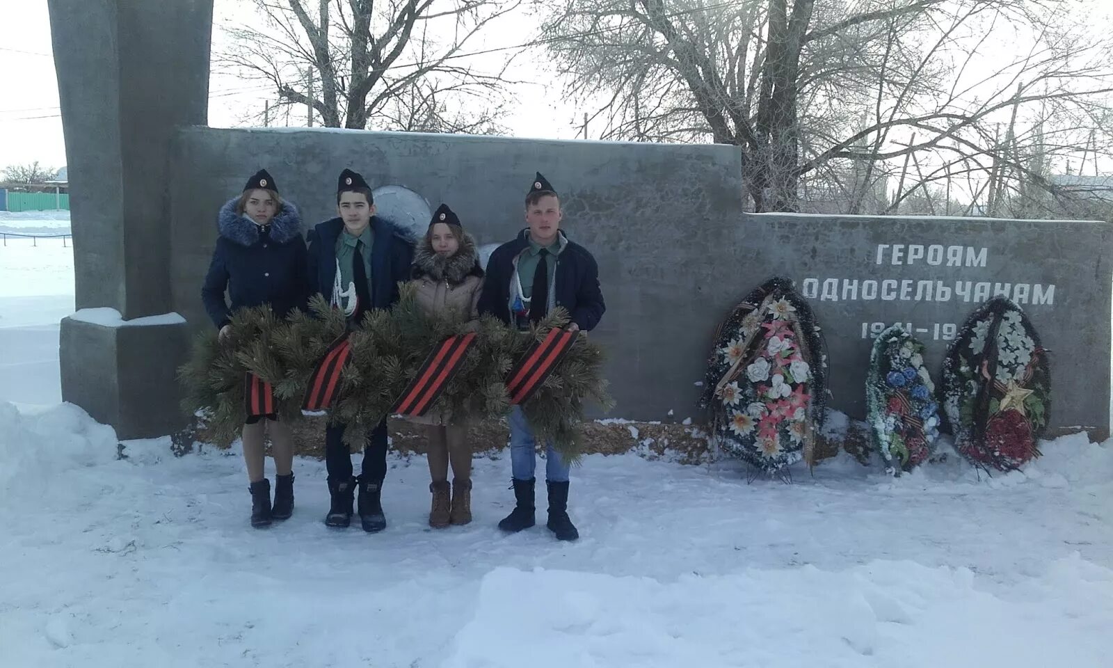 МКОУ "Солдатско-Степновская СШ. Памятник село Богдановка Степновский район. Посëлок Степновский Николаевского. Посёлок Степновский Волгоградской области.