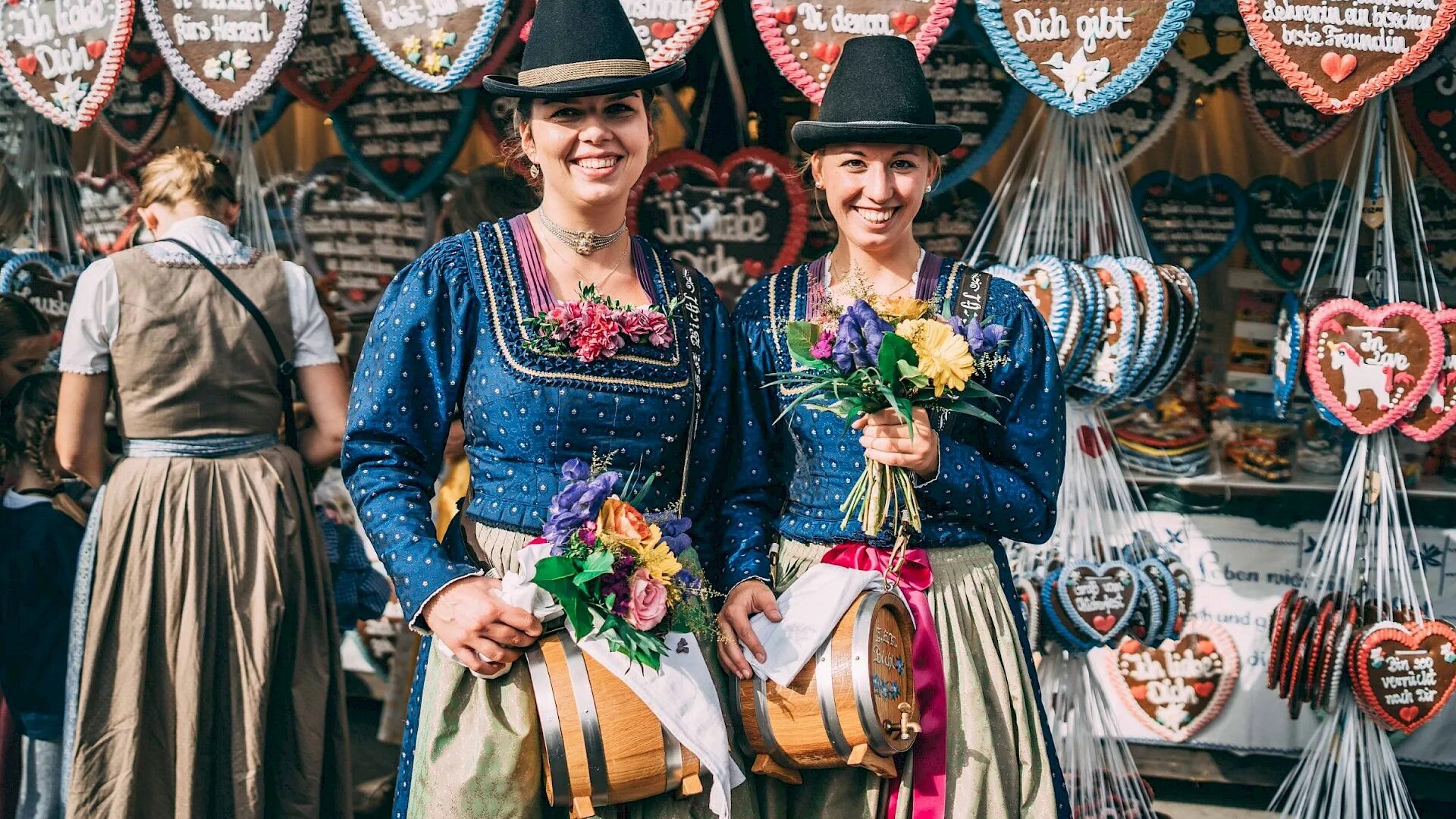 Национальный костюм люксембурга. Какие австрийцы. Германка в национальном костюме. Австрийский национальный костюм дирндль. Тирольский дирндль.