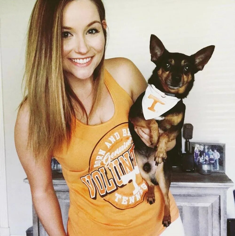 Зарубежная девушка блогер собака. Девушка в кокошнике. Русские болельщицы с иностранцами. Русские женщины с иностранцами. Русский для иностранцев.