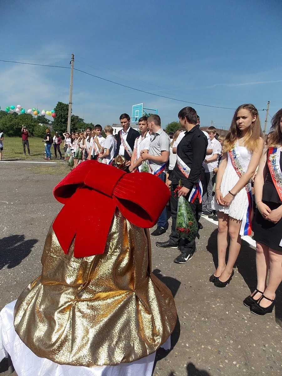 Песня последний звонок пустые. Последний звонок. Последний звонок слезы. Последний звонок простые слезы учителям мы. Школьный звонок простые слезы.