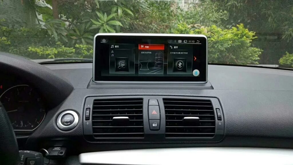 Экран на торпеде. BMW e81 магнитола Android. Магнитола BMW 1 e87. CARPLAY BMW e60. Монитор БМВ е87.