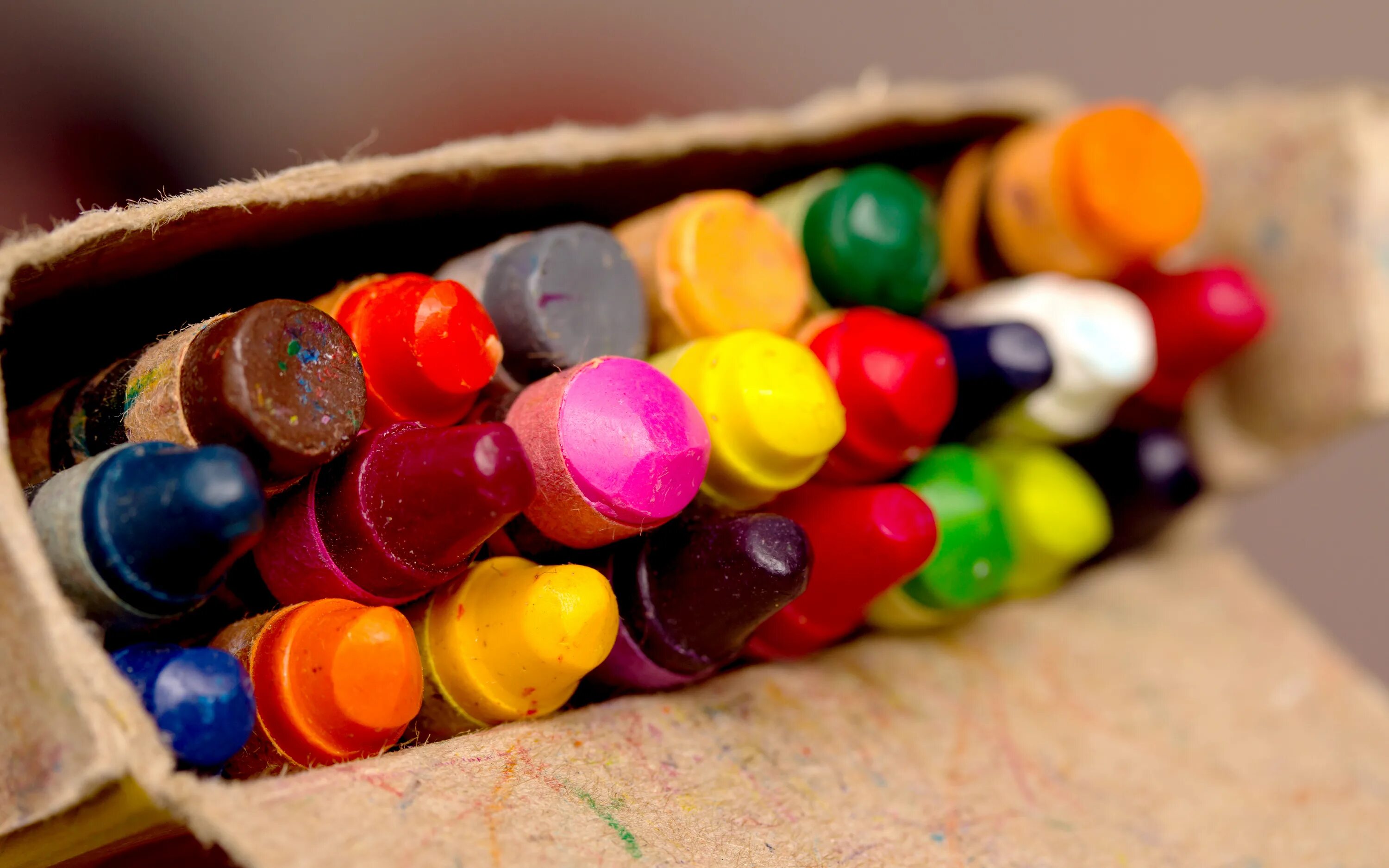 Запасы цветных. Разноцветные мелки. Мелки восковые цветные. Карандаши цветные восковые. Цветные карандаши и мелки.