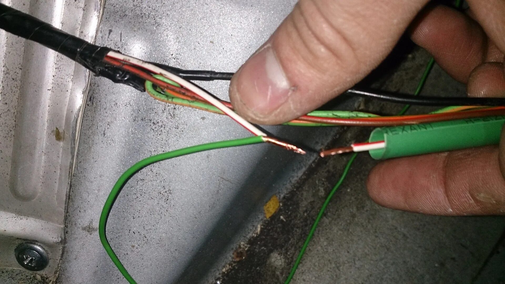 Зеленый провод. Зеленый провод с резистором ВАЗ. Зеленые провода аккумулятора. Зеленый провод с красной полоской это.