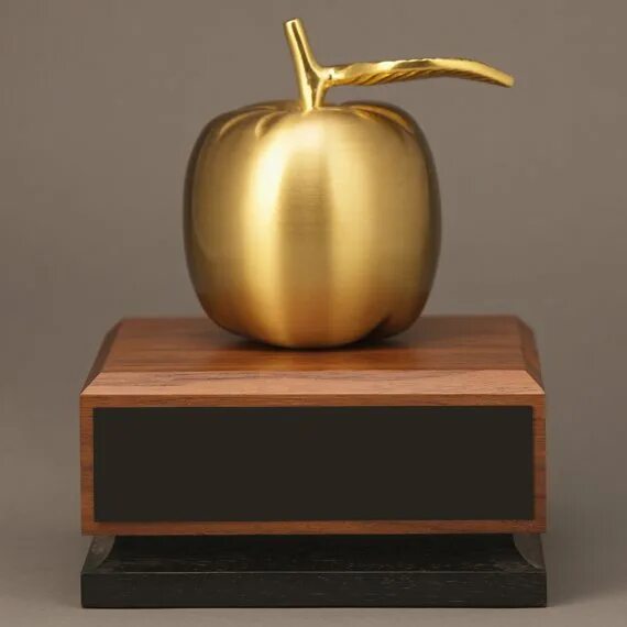 Привет в золотом яблоке. Призы яблоки. Приз золотое яблоко. Награда Apple. Золотое яблоко награда.