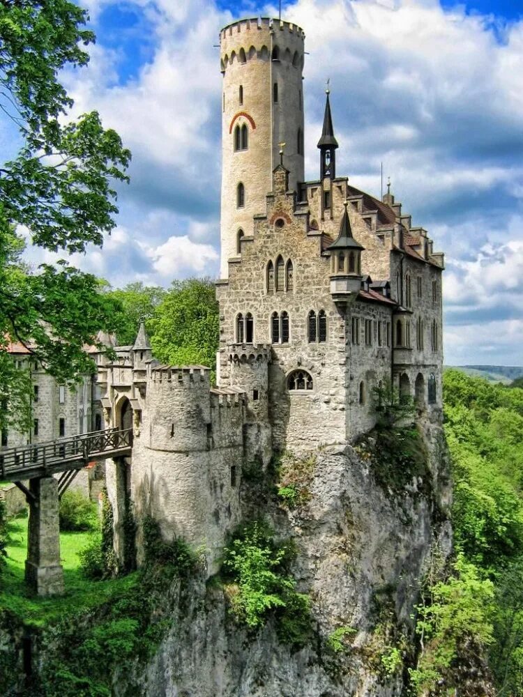 Известный средневековый замок. Лихтенштайн (замок в Германии). Замок Лихтенштейн Австрия. Лихтенштайн (замок в Австрии). Замок дернек.