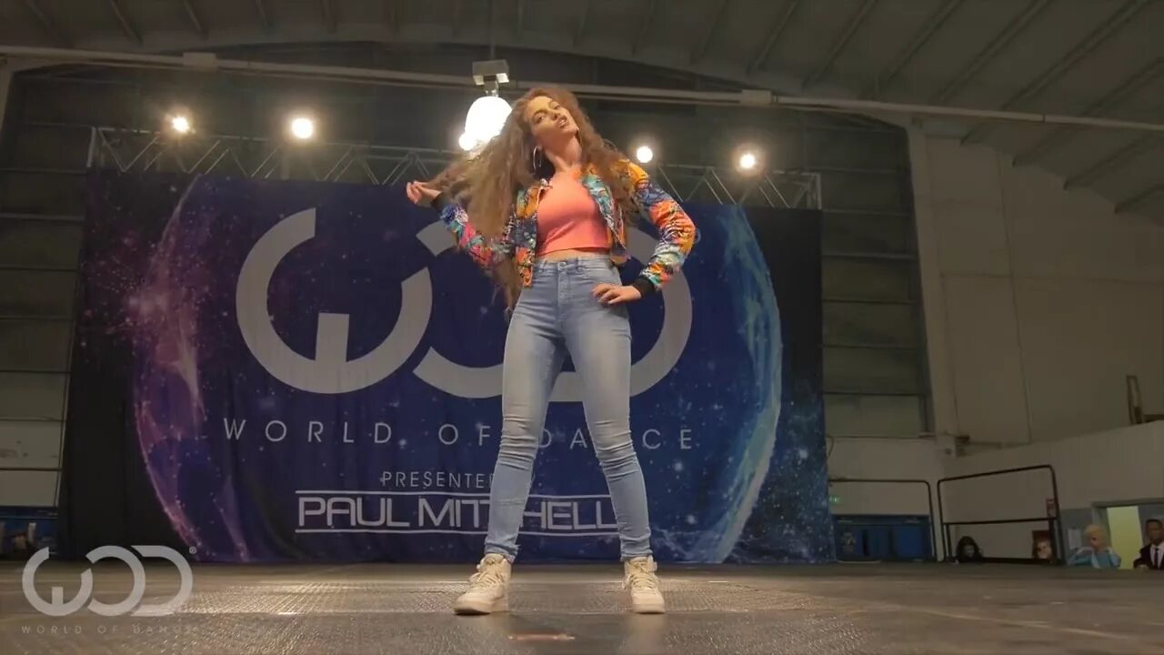 Девушка танцующая как робот. Dytto танец робот. робот девушка танцует. кортни келли dytto. dytto 2025.