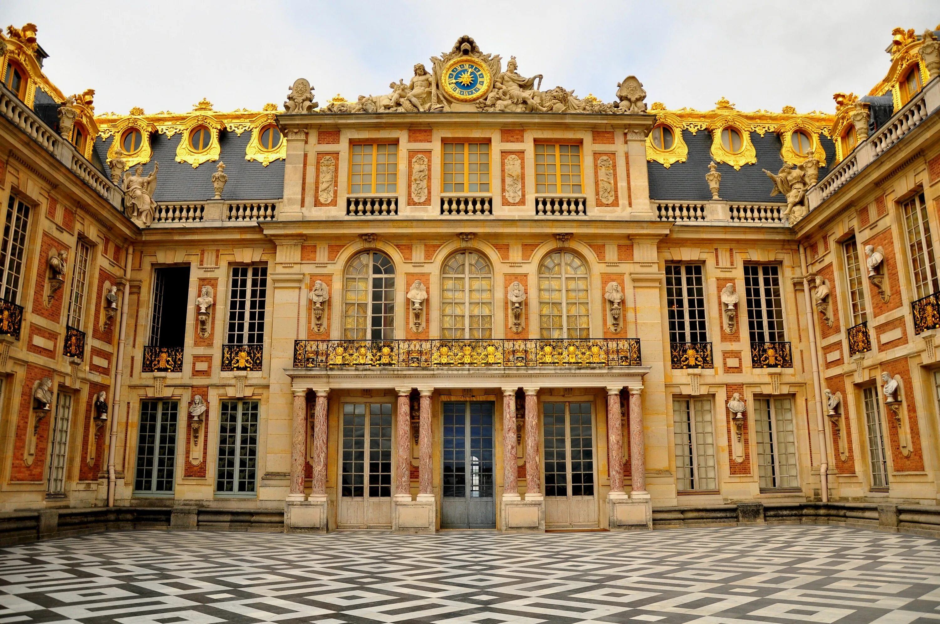 Французский версаль. Версальский дворец Версаль Франция. Мраморный двор Версальского дворца. Франция Барокко Версальский дворец.