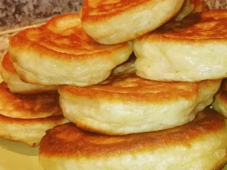 Рецепт оладушек на дрожжах пышные на кефире. Оладьи на кефире и дрожжах. оладушки на кефире без дрожжей. оладьи на кефире пышные без дрожжей. оладьи без яиц на молоке с дрожжами.