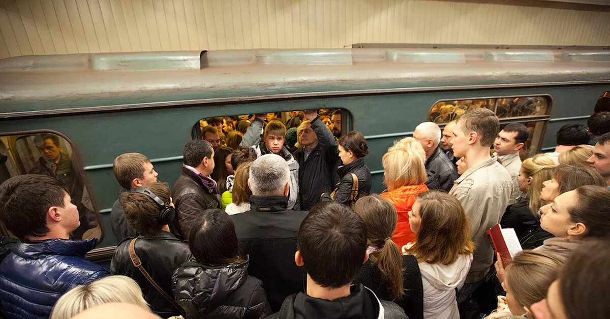 Московское метро час пик. Час пик в метро в Москве. Метро Москва час пик вагон. Толпа в метро. Км в час в метро