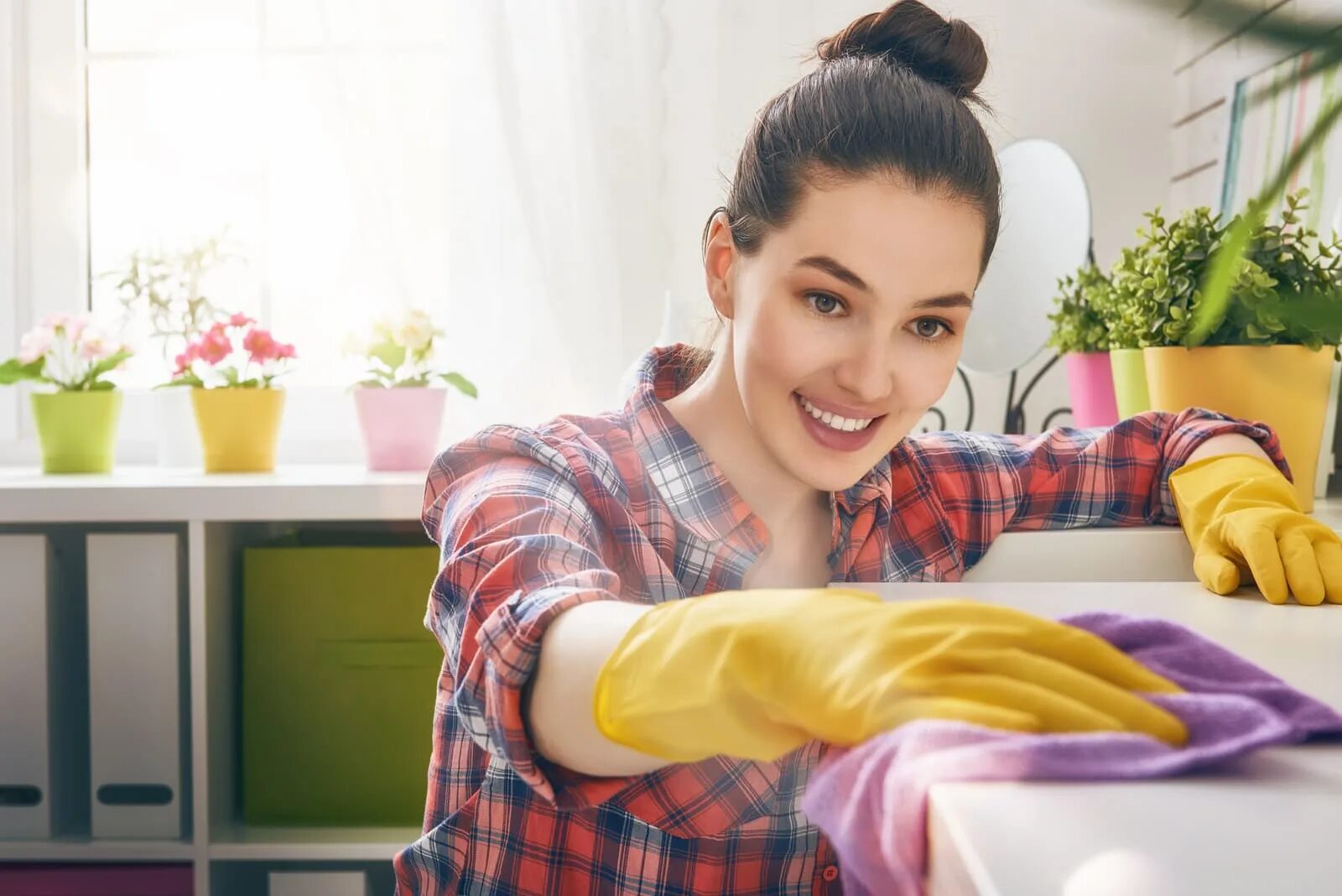 Woman cleaning. Женщина убирает. Девушка убирается. Красивая девушка убирается в доме. Уборка дома.