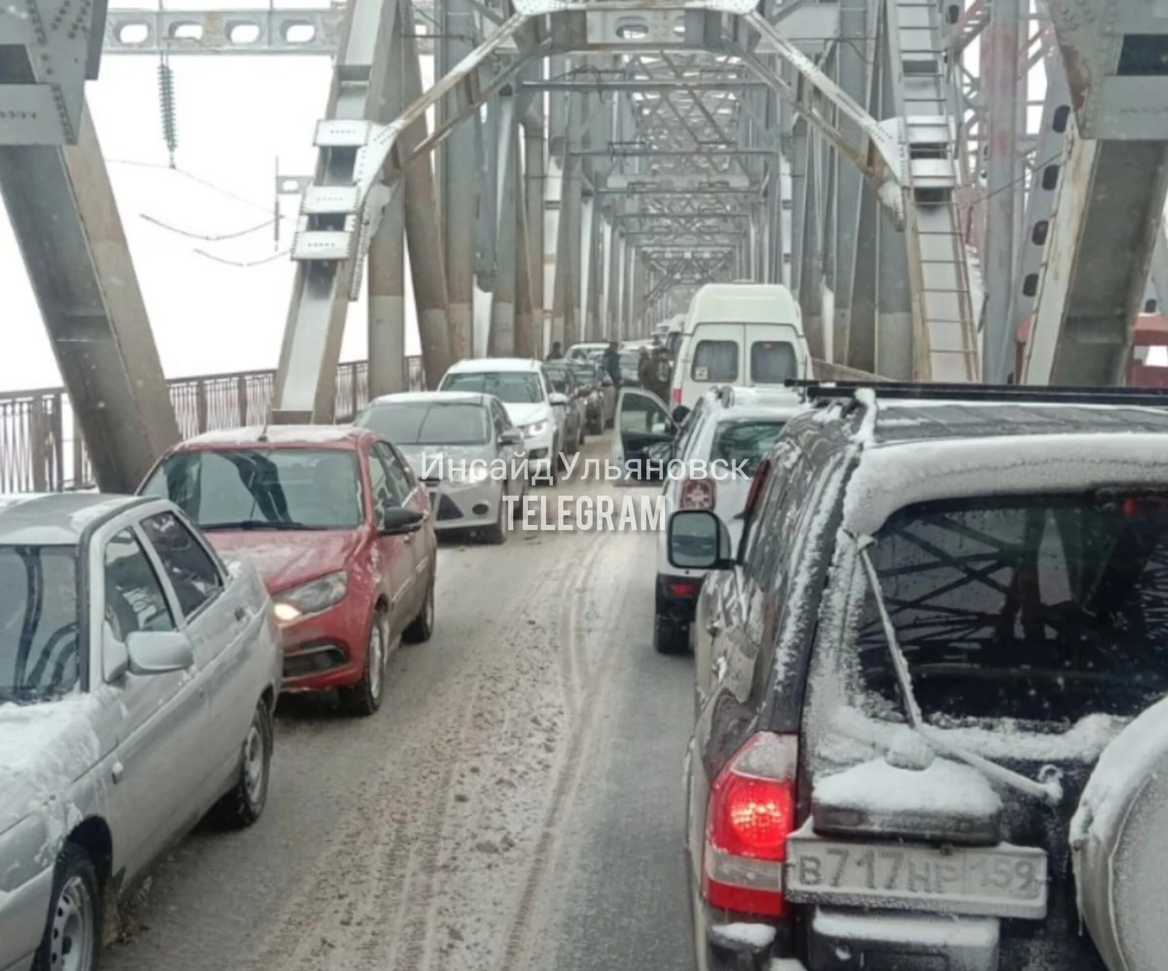 Пробка через мост. Императорский мост в ульяновске. ульяновск императорский мост 2025. дтп в ульяновске на императорском мосту. дтп на императорском мосту.