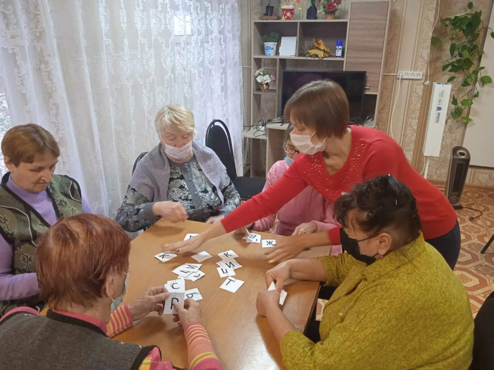 занятия с психологом. психологический тренинг. группа людей. занятие психолога человек. психологический тренинг.