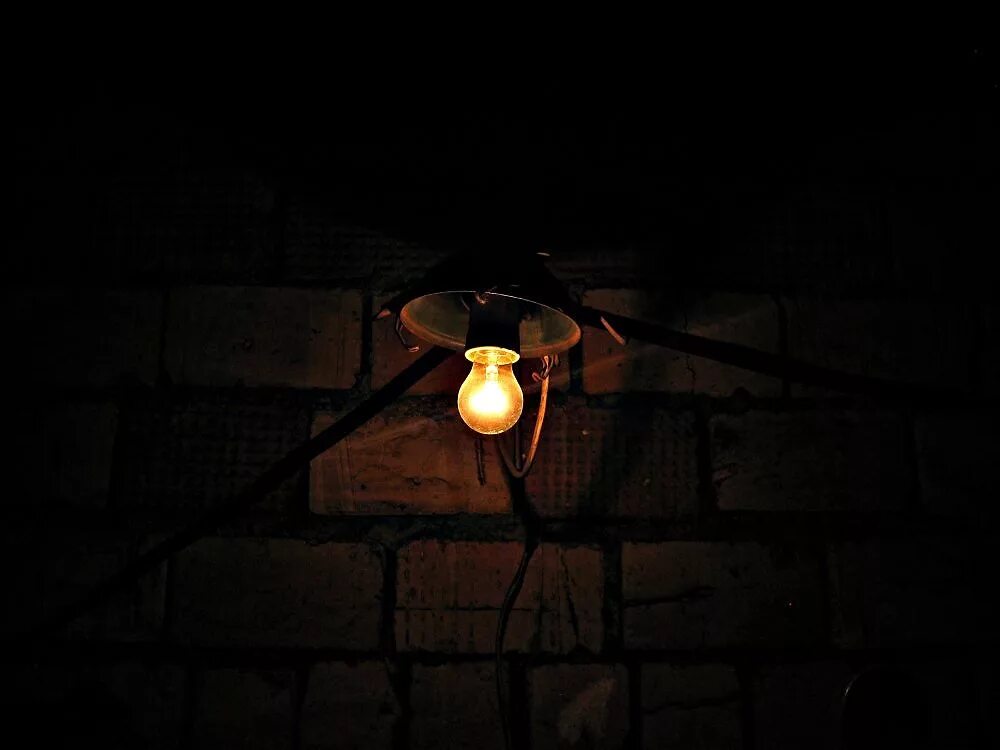 Свет не видит тьмы. Фонарь в темноте. Светильник для подвала. Лампа в темноте. Лампочка в подвале.