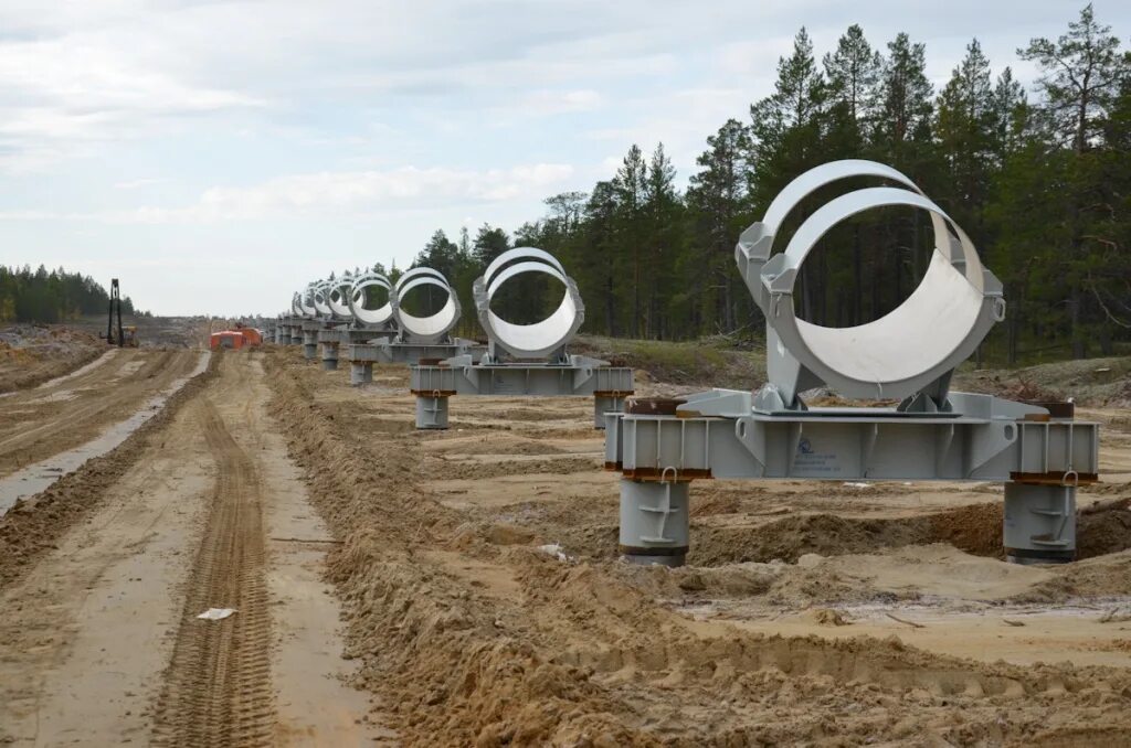 неподвижные опоры для надземной теплотрассы ду500. скользящие опоры теплосети. опоры нефтепровода. эстакада трубопроводов яйвинской грэс. под трубопроводы.