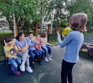 Двенадцать малышей вышли во двор играть