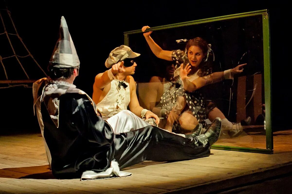 Сцена из спектакля. «моцарт и сальери». Театр глагол. Моцарт и сальери театр. Веселая пьеса бытового характера.