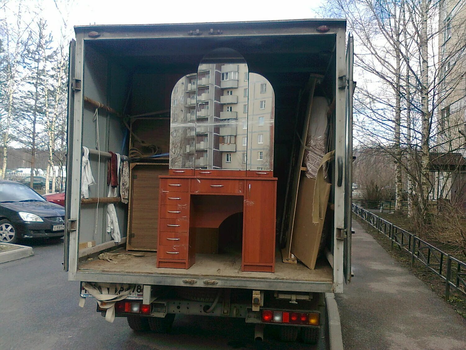 перевезти вещи санкт петербург. прикольный грузчик. перевезти вещи санкт петербург. перевозить вещи. малогабаритный груз.