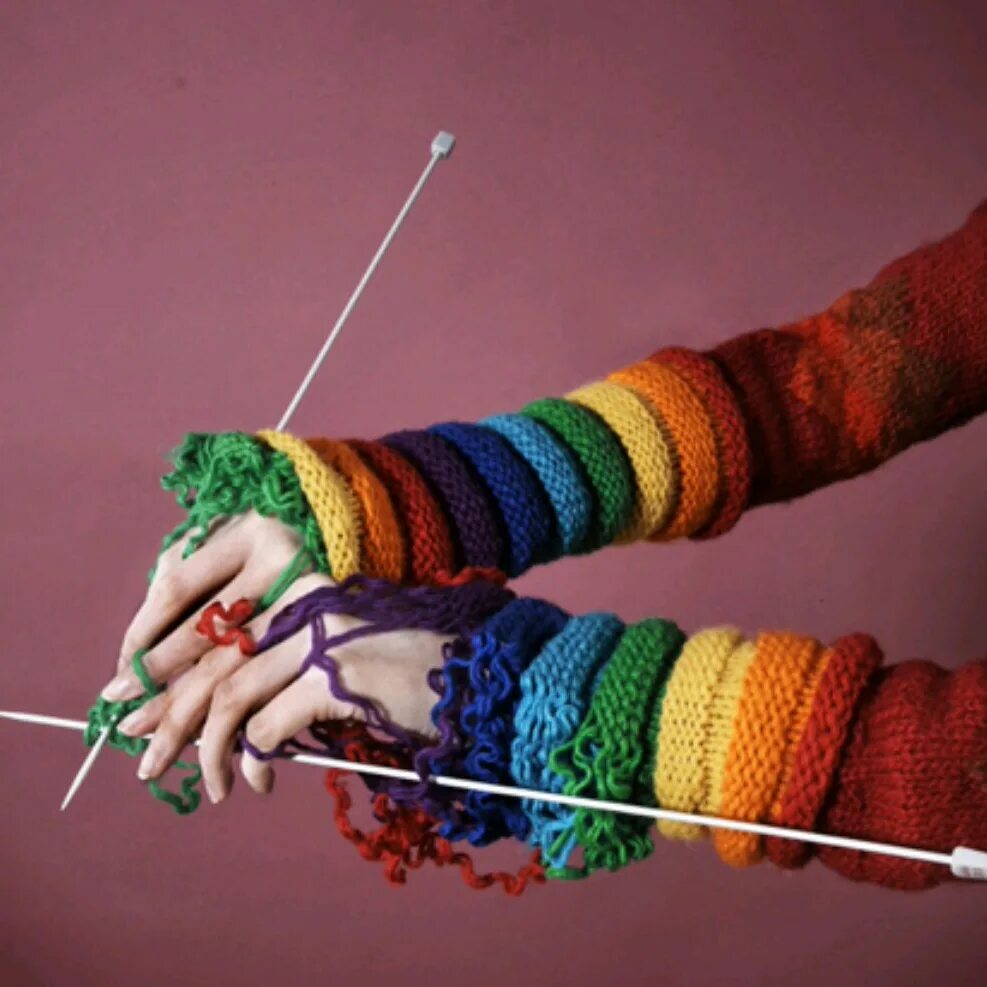 Knitting hands. Яркие вязаные вещи. Спицы и пряжа. Необычные нитки для вязания. Хобби вязание.